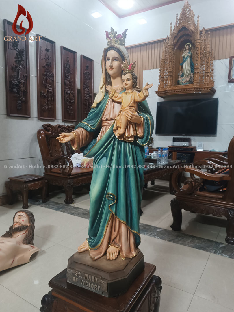 Chiêm ngưỡng bức tượng Đức Mẹ bế Chúa vẽ màu giả cổ cực đẹp cao 1m tại GrandArt 11 Tượng Đức Mẹ Bế Chúa bằng composite vẽ màu giả cổ cao 1m