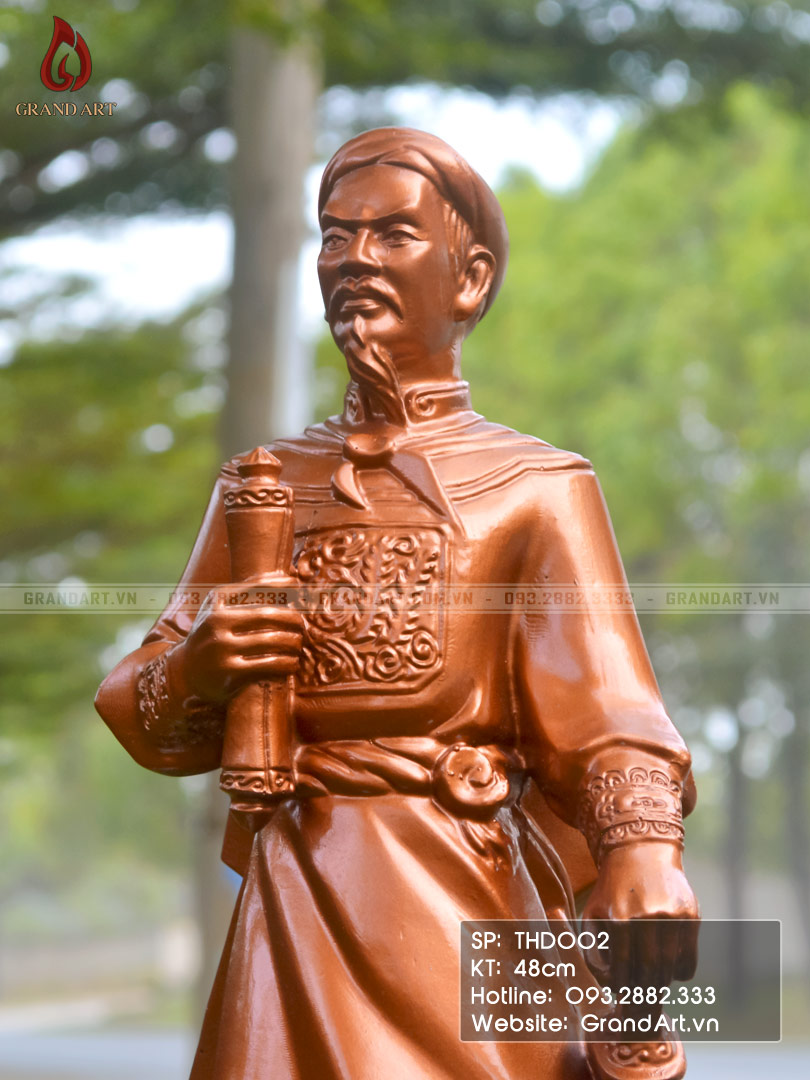 tượng Trần Hưng Đạo bằng composite màu đồng đỏ cao 48cm