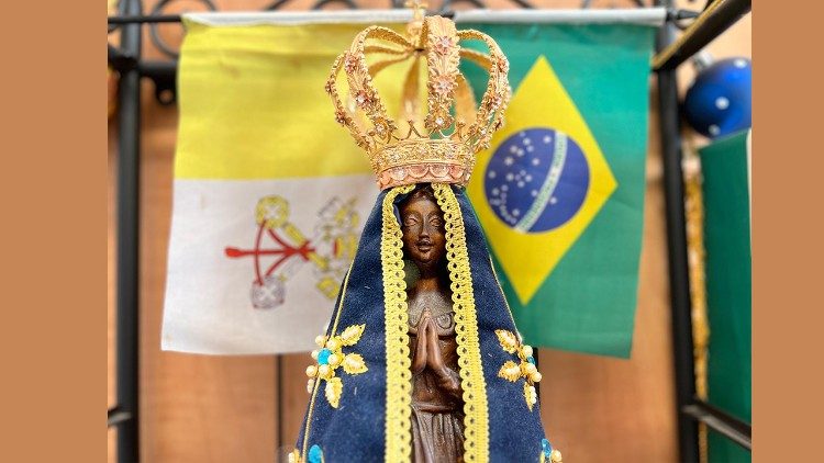 Tượng Đức Mẹ Aparecida có chiều cao khoảng chừng 40cm