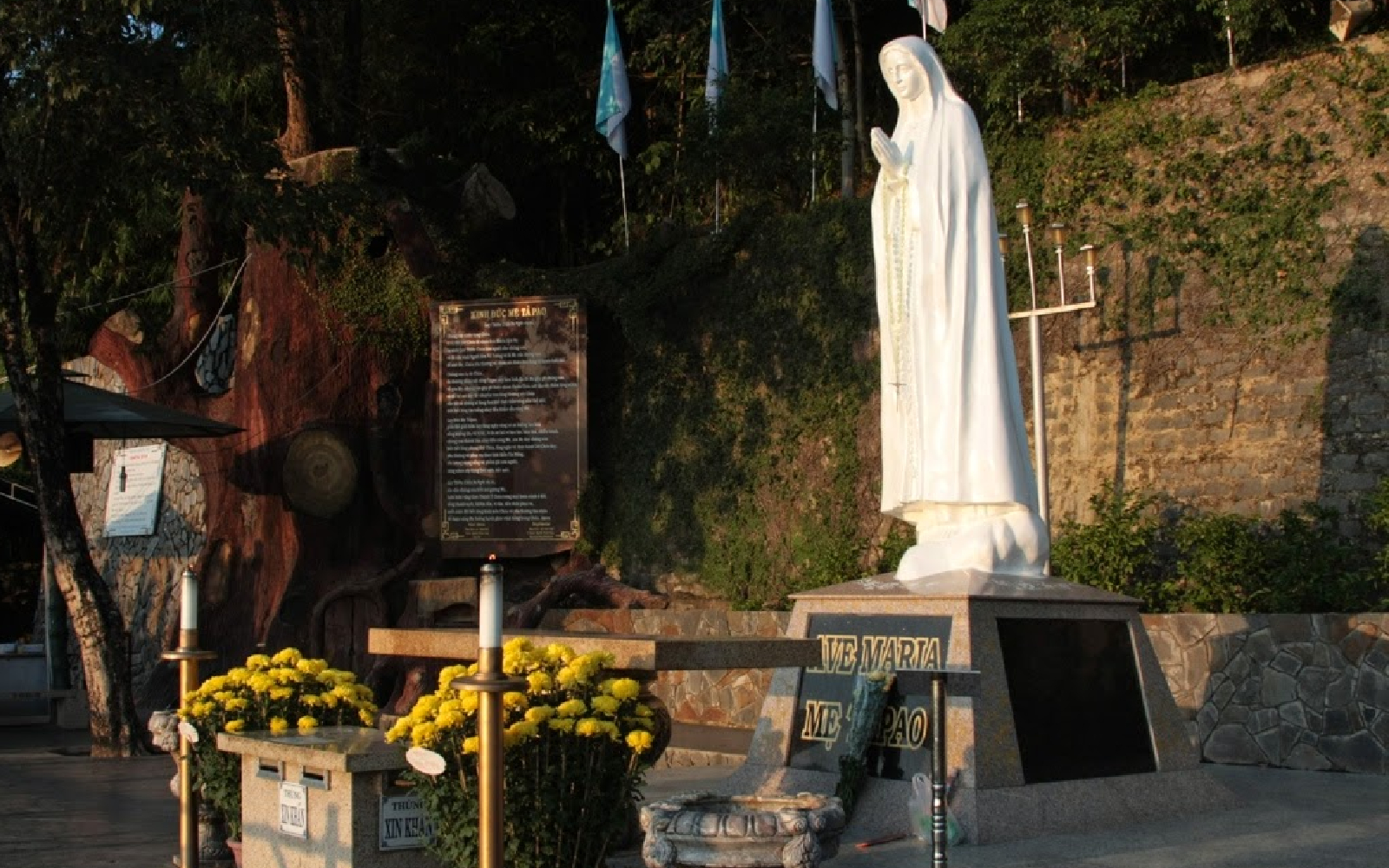 Tượng Đức Mẹ Tà Pao