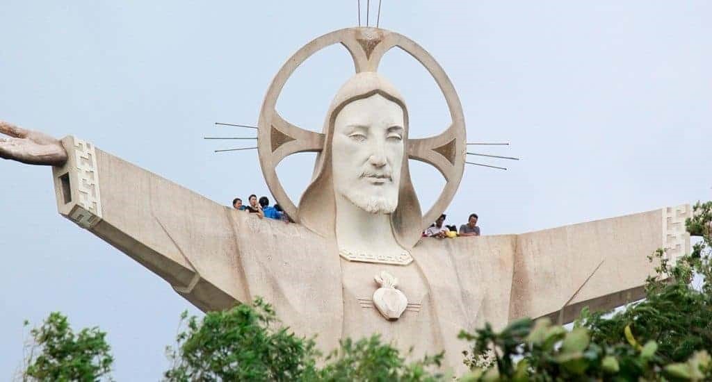  Hình ảnh Chúa dang tay, đứng vững vàng giữa núi trời lộng gió, đã trở thành biểu tượng của sự bảo vệ, chở che và hiện diện yêu thương trong lòng người dân Vũng Tàu và các tín hữu từ mọi miền đất nước.