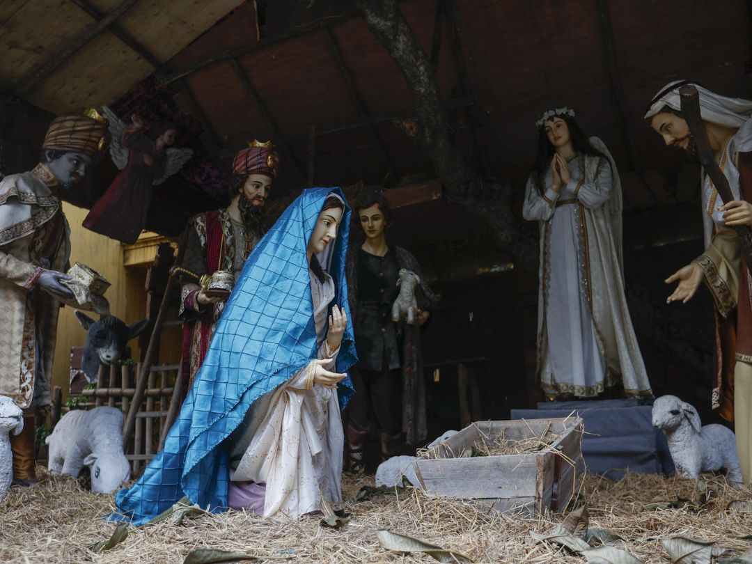 tranh trí hang đá noel nhà thờ đức bà dịp giáng sinh