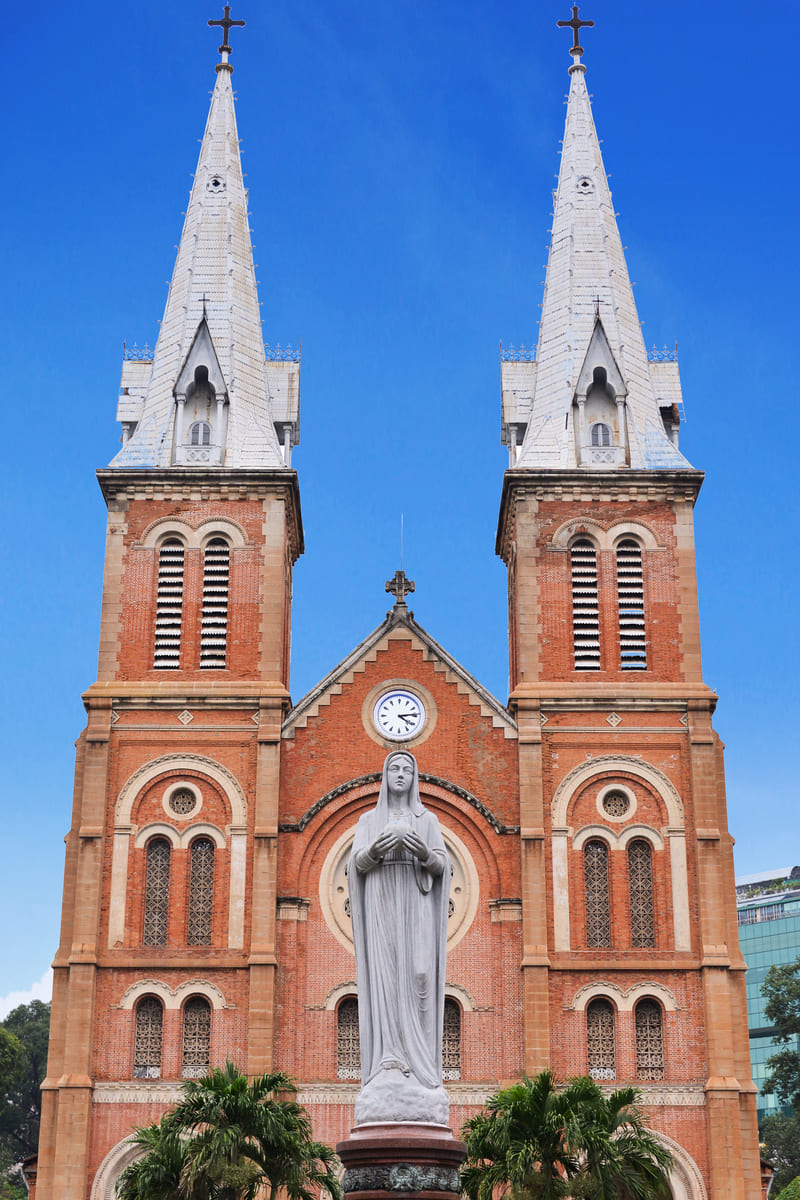 tượng đức mẹ tại nhà thờ đức bà thành phố hồ chí minh