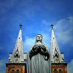 Nguồn gốc và ý nghĩa tượng Đức Mẹ Hòa Bình tại Nhà Thờ Đức Bà Sài Gòn