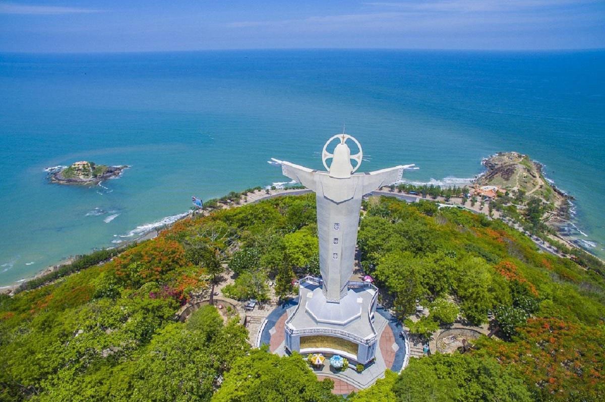 Bức tượng Chúa Kitô Vua được làm bằng chất liệu bê tông cốt thép, có chiều cao 33 mét, đặt trên bệ tượng cao 4 mét, tạo thành tổng chiều cao lên đến 36 mét