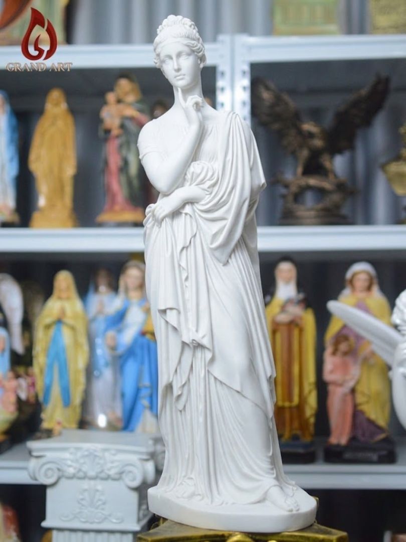 Tượng Phục Hưng Maria Barjatinskaja bằng gỗ